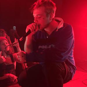 秘塔全身赤裸无奶罩的照片
