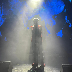 秘塔全身赤裸无奶罩的照片
