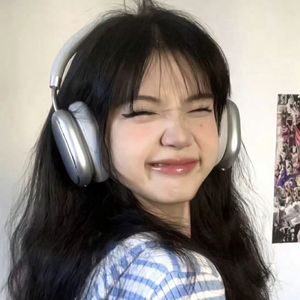 秘塔全身赤裸无奶罩的照片
