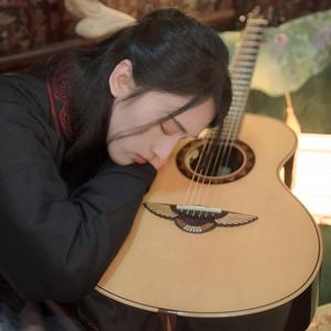 秘塔全身赤裸无奶罩的照片
