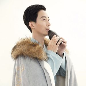 秘塔全身赤裸无奶罩的照片
